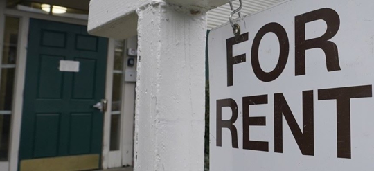 rent sign outside of house
